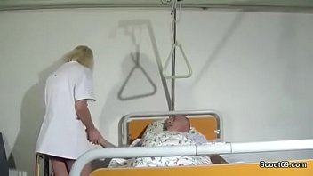 krankenschwester hilft alten patienten mit einem fick im kh