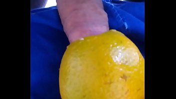 comendo laranja